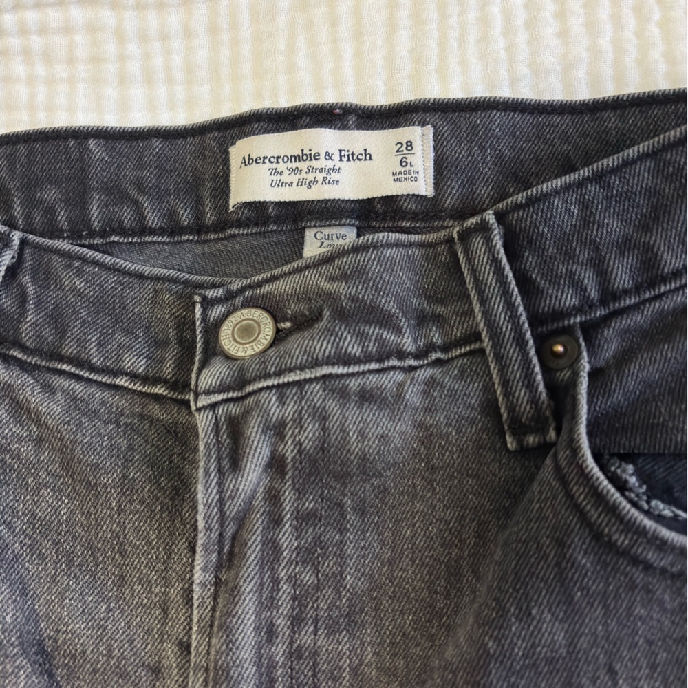 AbercrombieCurve Love Straight Ultra High Rise
Gray Black Denim Jeans - Picture 3 of 5